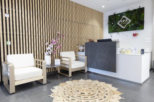 a waiting room with two chairs and a table at Les Terrasses du Port in Saint-Pierre