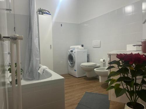 Un baño con inodoro y lavadora. en Ophelia Leon Charme&Relax, en Bérgamo