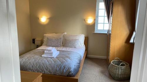 um quarto com uma cama com toalhas em midsummer cottage em Kirby Misperton