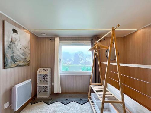 CoutevroultにあるTiny House moderne à Disneylandのはしごと窓のある部屋