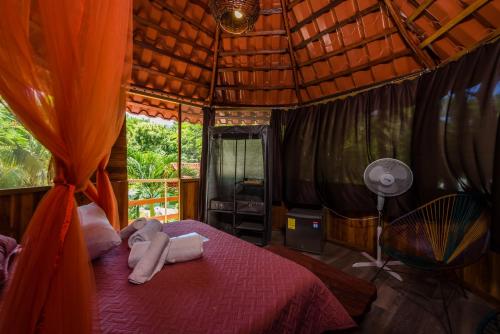 1 dormitorio con 1 cama con toallas en Casa Tropical Playa Grande en Cuajiniquil