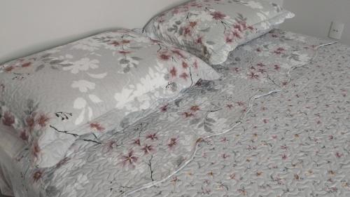 A bed or beds in a room at Hospede-se - Quarto Suite