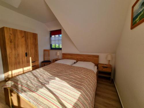 um quarto com uma cama grande num sótão em Ferienwohnung Seeigel em Prerow