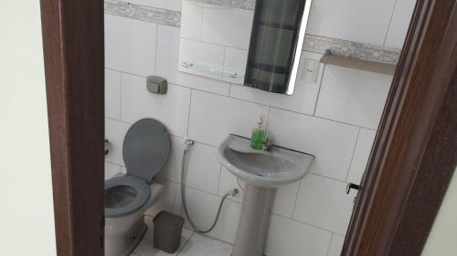 A bathroom at Hospede-se - Quarto Suite