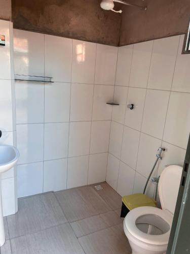 uma casa de banho com um WC e um lavatório em Casa conforto em Pirenópolis