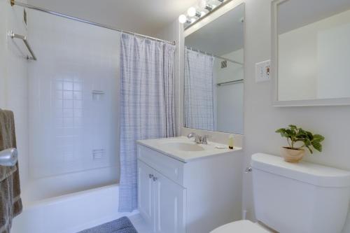 een badkamer met een wastafel, een toilet en een douche bij Beautiful 2/2 Bedroom Condo @Crystal City With Gym in Arlington