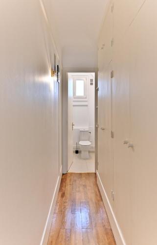 une salle de bain avec toilettes et fenêtre dans l'établissement Luxurious Flat next Paris - Neuilly, à Neuilly-sur-Seine