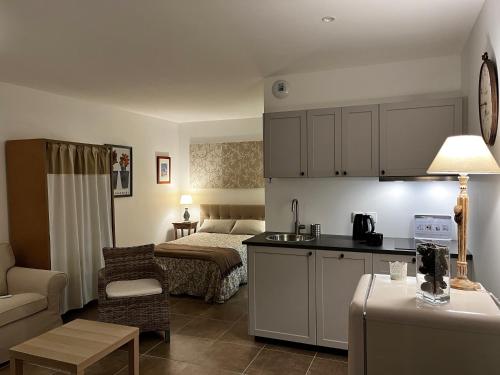 une chambre avec une cuisine et une chambre avec un lit dans l'établissement Chambre d'hôtes du Val Fleuri, à La Roque-dʼAnthéron