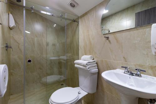 Ένα μπάνιο στο Hotel Majestic 1 Centro histórico Cuenca