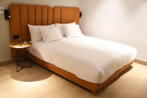 En eller flere senge i et værelse på HOTEL SHOSHANA