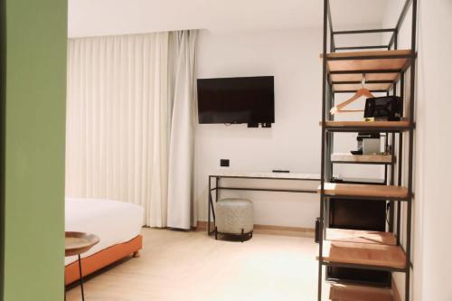 um quarto com uma cama, uma secretária e uma escada em HOTEL SHOSHANA em Eilat
