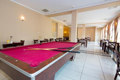 a pool table in a room with tables and chairs at Hotel Residence in Rewal