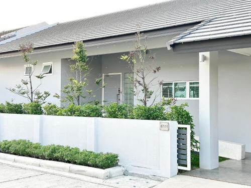 een wit hek voor een huis bij Pool Villa by Clickme Home in Ban Mae Hom