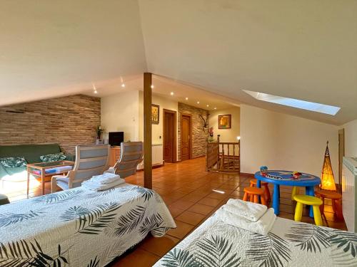 sala de estar con 2 camas y comedor en Casar Rural Lazkua I-II en Eraul