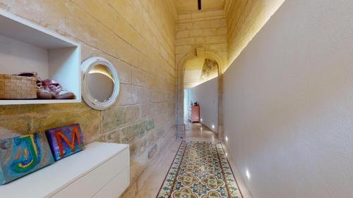 corridoio di una casa con pavimento piastrellato di Double bedroom in St Julians in shared house a San Giuliano