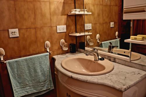 La salle de bains est pourvue d'un lavabo et d'un miroir. dans l'établissement casa el chiquitín, à La Zubia