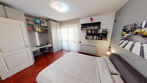 a bedroom with a bed and a desk in it at Apartment+garage near Novegro Exhibition/Linate in Segrate