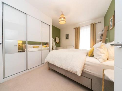 1 dormitorio con 1 cama blanca grande y lavamanos en Pass the Keys Stunning and Stylish Flat Mins From Central London, en Londres