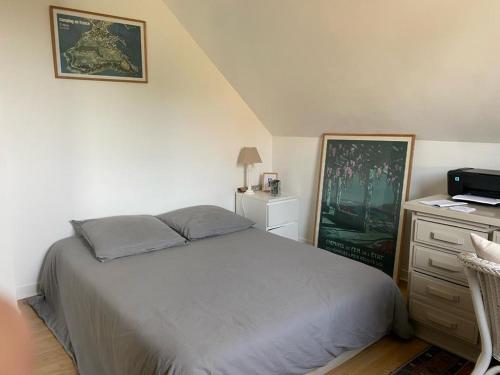 une chambre avec un lit, une commode et un bureau dans l'établissement Maison cosy en plein cœur de Saint-Malo, à Saint-Malo