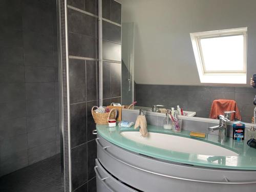 une salle de bain avec un lavabo et un miroir dans l'établissement Maison cosy en plein cœur de Saint-Malo, à Saint-Malo