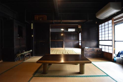 a room with a table in the middle of it at 佐左衛門（さざえもん） in Yokosuka