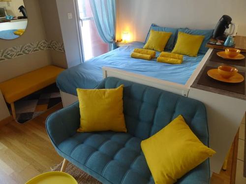 A bed or beds in a room at Le Mail - studio cosy - proche centre -bord Vilaine-parking