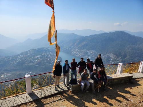 a group of people standing on top of a mountain at Alinda House Naukuchiatal by THE GHAUR in Bhīm Tāl