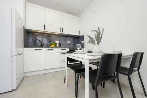 Кухня или кухненски бокс в Modern Targowek Apartment by Renters