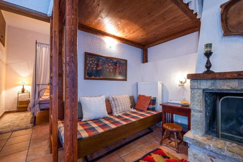 - un salon avec un canapé et une cheminée dans l'établissement Nelfi's apartments I - Αράχωβα, à Arachova