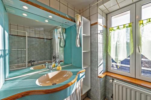 a bathroom with a sink and a mirror at Gîte de Pennavern - Maison avec piscine et jacuzzi in Plougastel-Daoulas