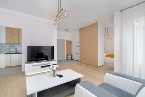 Телевизор и/или развлекательный центр в Apartment with Balcony and Free Parking in Poznań by Renters