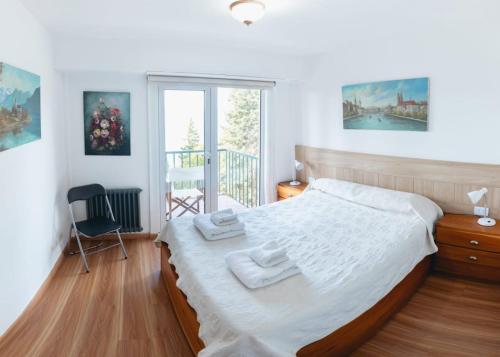 1 dormitorio con 1 cama grande y toallas. en Departamento Vista Huapi en San Carlos de Bariloche