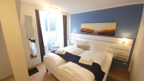 a bedroom with a large bed in a room at Hotel Garni Auszeit in Boltenhagen