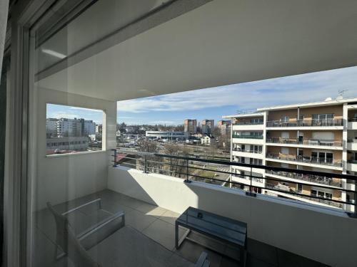 ein Balkon mit Blick auf ein Gebäude in der Unterkunft Appartement de Romain in Annecy