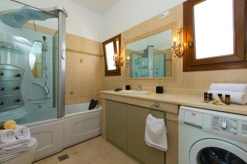 Ένα μπάνιο στο Kampos Villas, Nature Living with Heated Pool, By ThinkVilla
