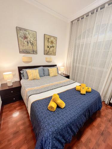 een slaapkamer met 2 bedden en gele handdoeken. bij Cozy apartment Bajondillo Sun&Beach in Torremolinos