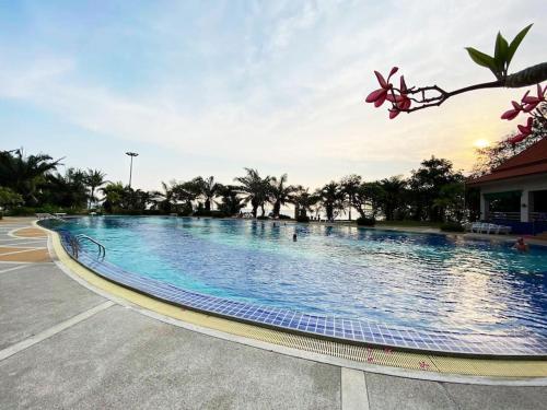 a large swimming pool in a parking lot at Moderne og delikat leilighet på stranden i Jomtien in Pattaya South