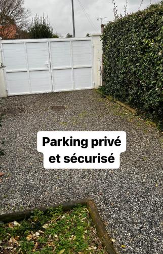 a sign that says parking ring at secluded at Maisonnette de charme aux portes d'Hossegor in Bénesse-Maremne