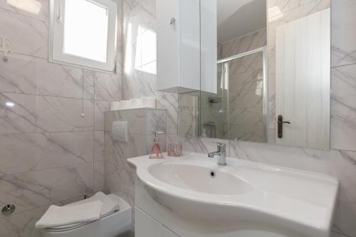 uma casa de banho branca com um lavatório e um WC em Camp Lana em Drage