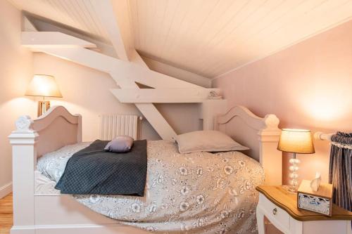 ein Schlafzimmer mit einem Bett im Dachgeschoss in der Unterkunft La Chambre "Rose" d'Hauterive in Villeneuve-sur-Lot