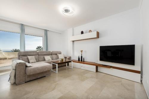 Right on the beach - 4BR Seaview