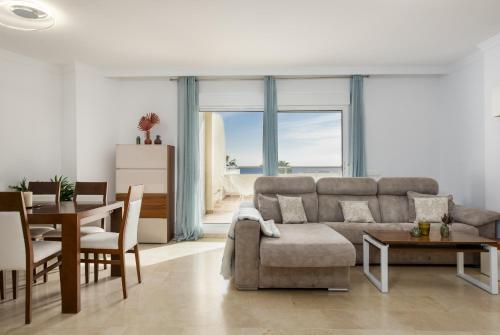 Right on the beach - 4BR Seaview