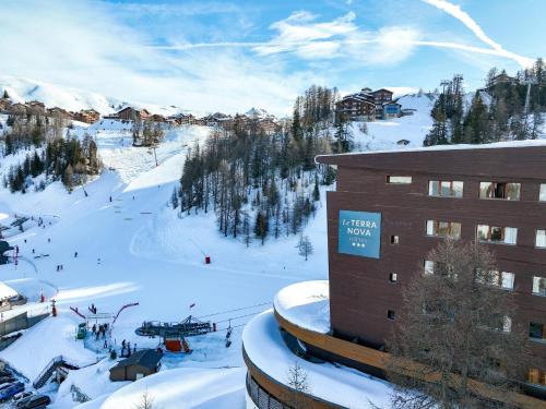- une vue sur une station de ski dans la neige dans l'établissement Hôtel La Plagne Le Terra Nova, à La Plagne