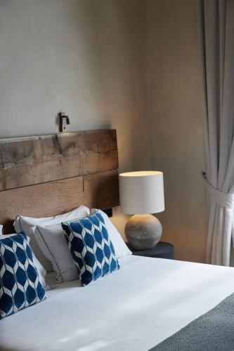 Postel nebo postele na pokoji v ubytování Relais Castello di Morcote
