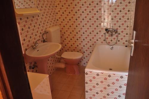 ein Badezimmer mit einem Waschbecken, einem WC und einer Badewanne in der Unterkunft Villa VELA BORKA in Podgora