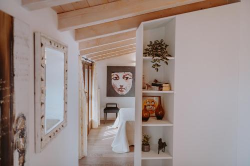 un couloir blanc avec un miroir et une chambre dans l'établissement CAMPOLIVO ECOLODGES All HOUSE, à Gargnano