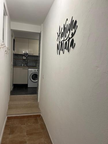 un couloir avec un panneau paludique d'escalier sur un mur dans l'établissement F2 LOUIS BLANC CANNES, à Cannes