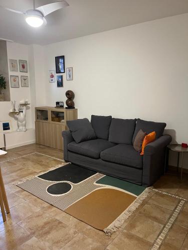 sala de estar con sofá y alfombra en F2 LOUIS BLANC CANNES, en Cannes