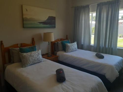 2 camas en una habitación con ventana en Resting Place @ 89, en Bloemfontein