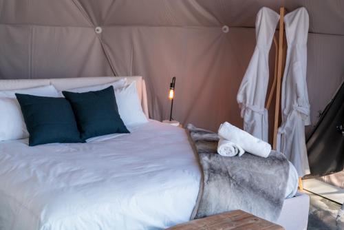 um quarto com uma cama numa tenda em Nørdika Charlevoix em Baie-Saint-Paul